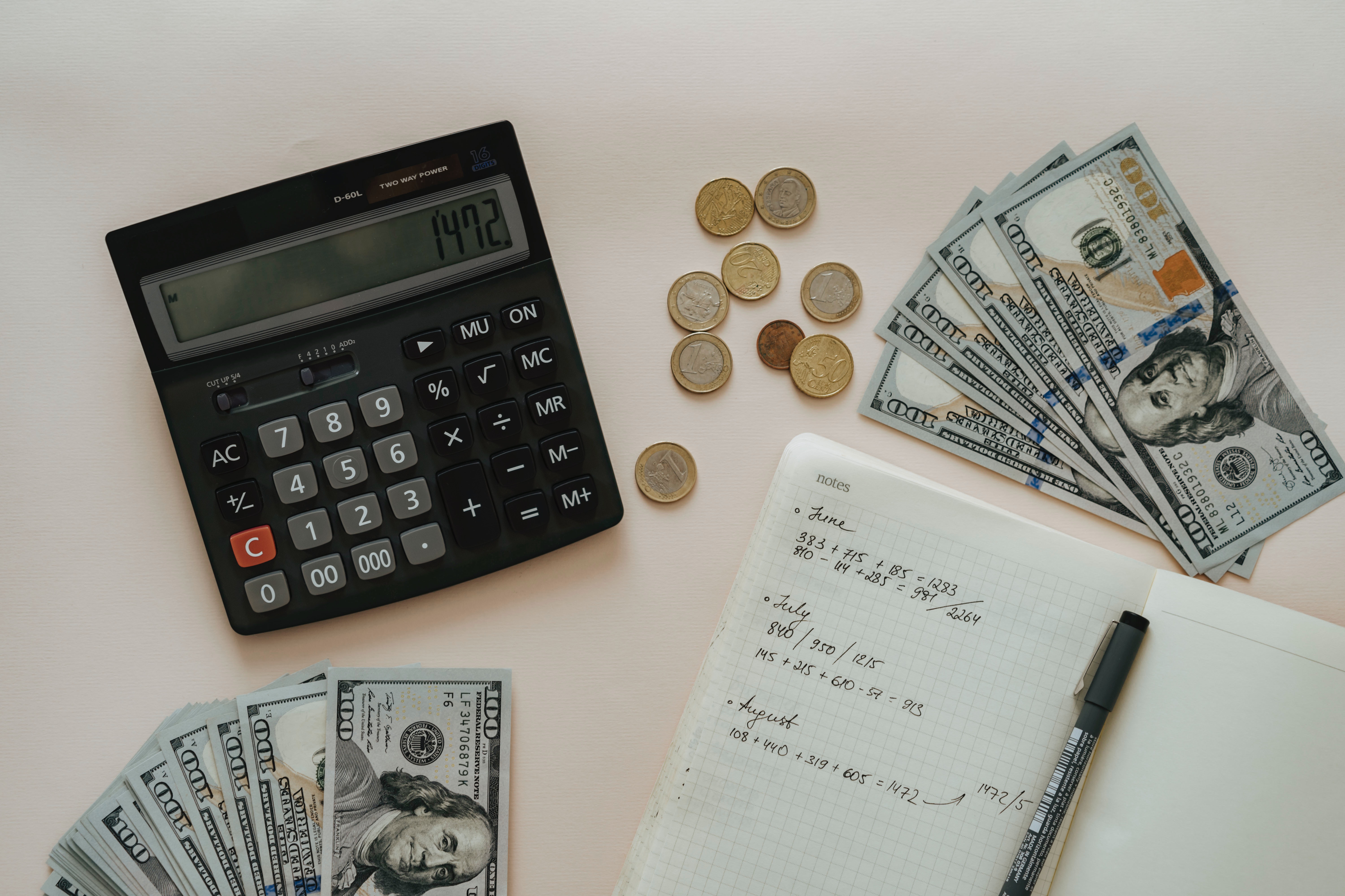 Calculadora y billetes para cotización